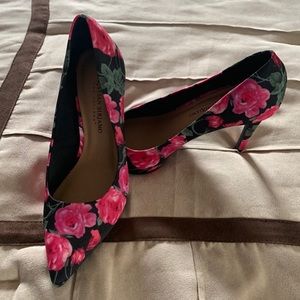 Beautiful never worn floral pumps!
